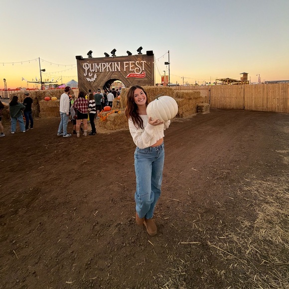 Meet your Posher, Madison - Picture 1 of 1